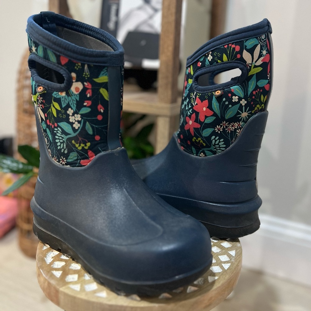 BOGS slip on rain boot in floral print size 3youth